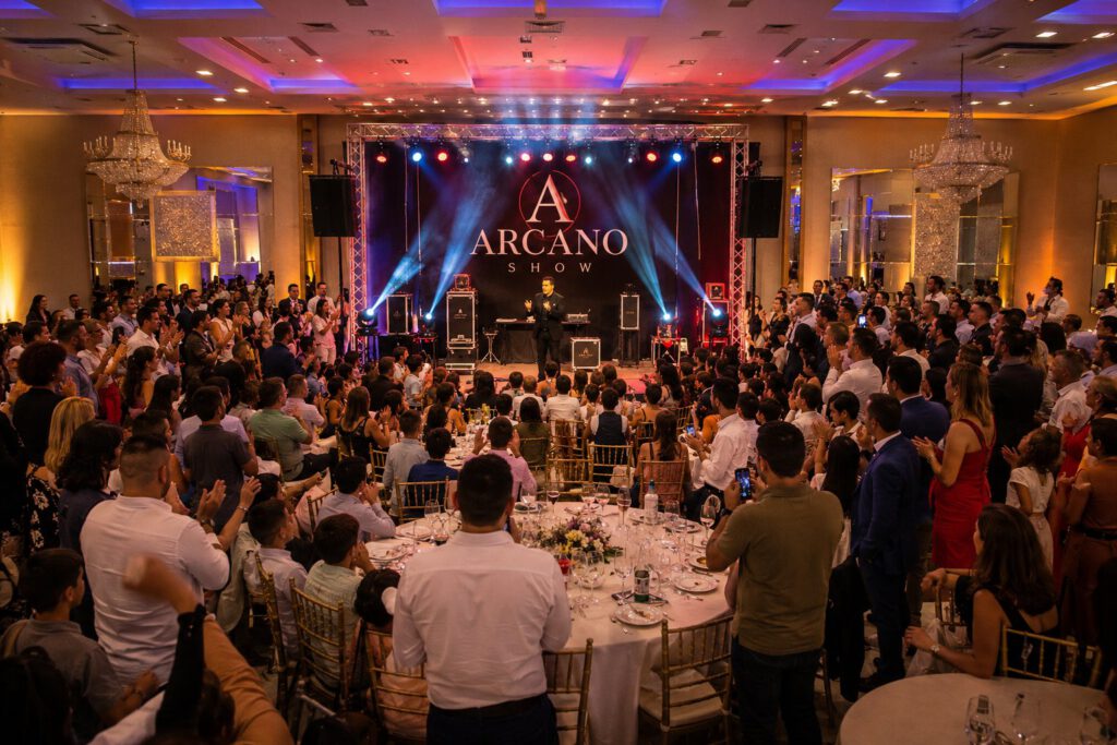 espectáculo de magia Arcano Show en comunión con gran público aplaudiendo