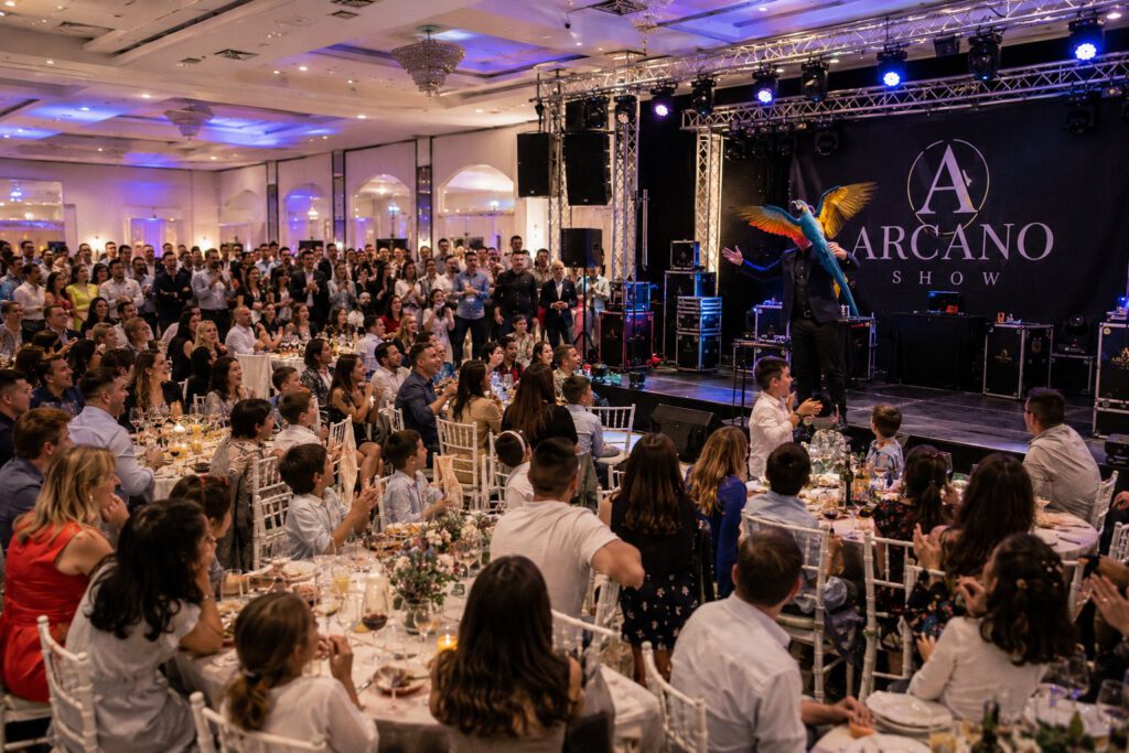 espectáculo de magia Arcano Show en comunión con gran público aplaudiendo