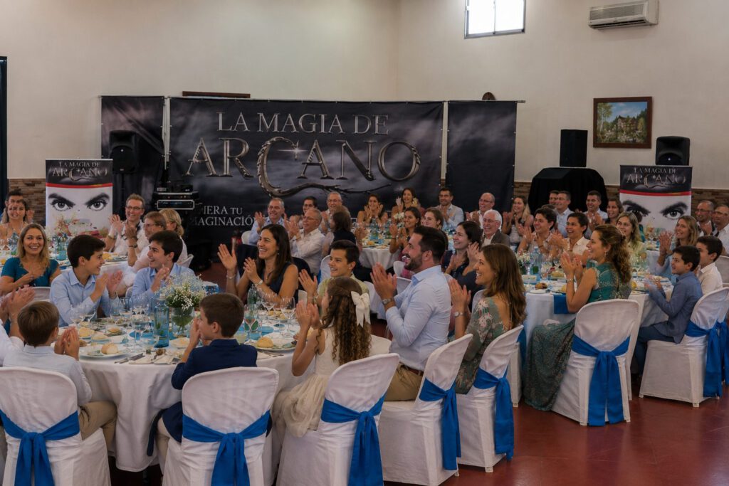 público aplaudiendo en espectáculo de magia para comuniones Arcano Show