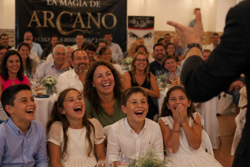 mago para comuniones Arcano Show con público familiar riendo
