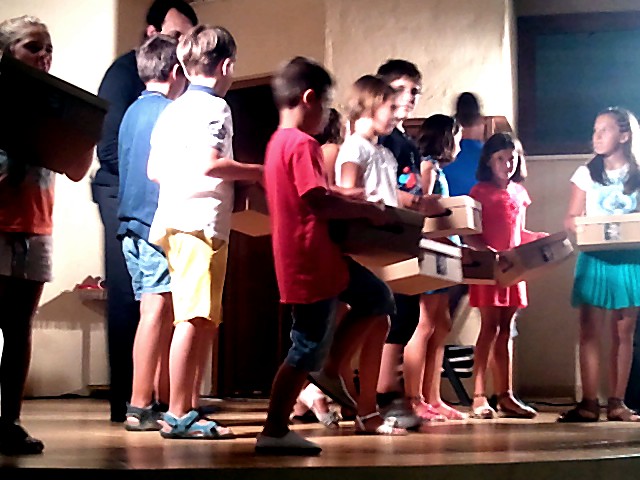 Entrega de diplomas y maletines en curso de magia infantil.
