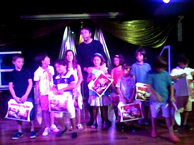 Niños aprendiendo magia en actividad educativa y recreativa.