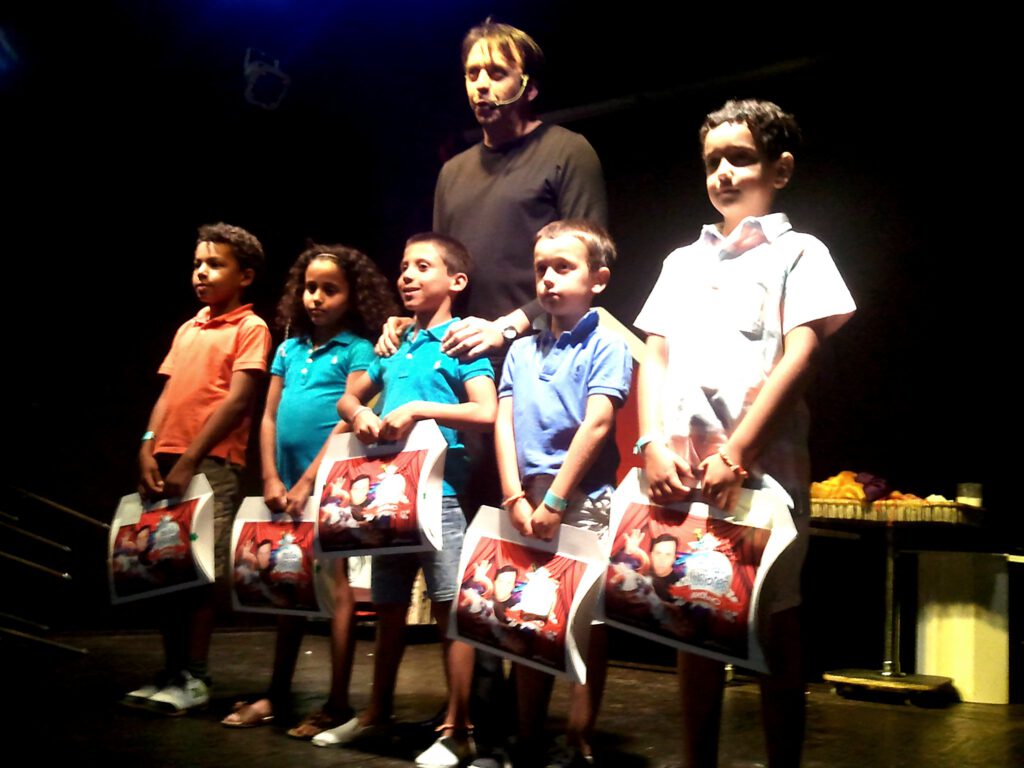 Grupo de alumnos durante curso de magia infantil Arcano Show.