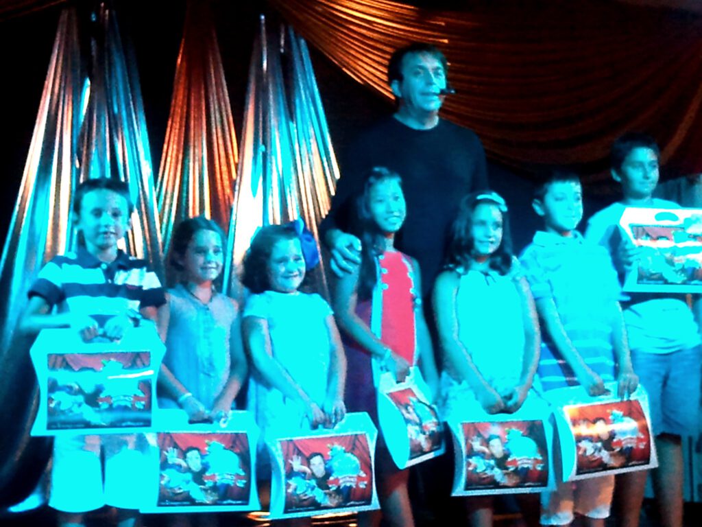 Entrega de maletines mágicos a participantes del curso.