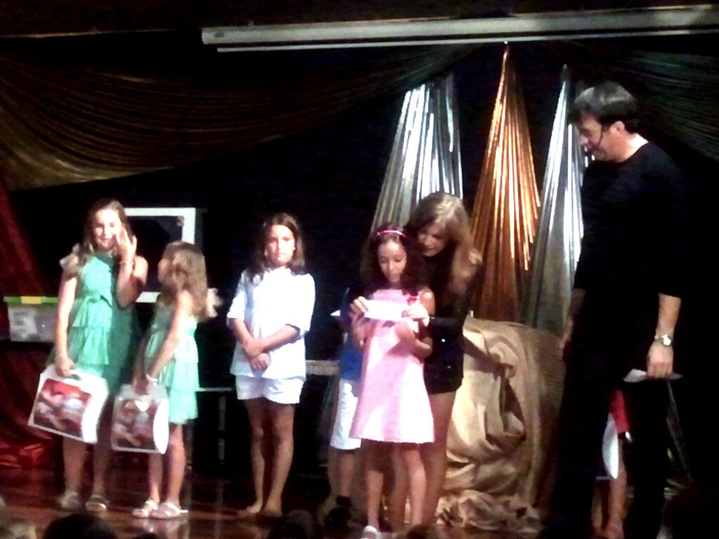 Actividades educativas de magia para niños en hotel.