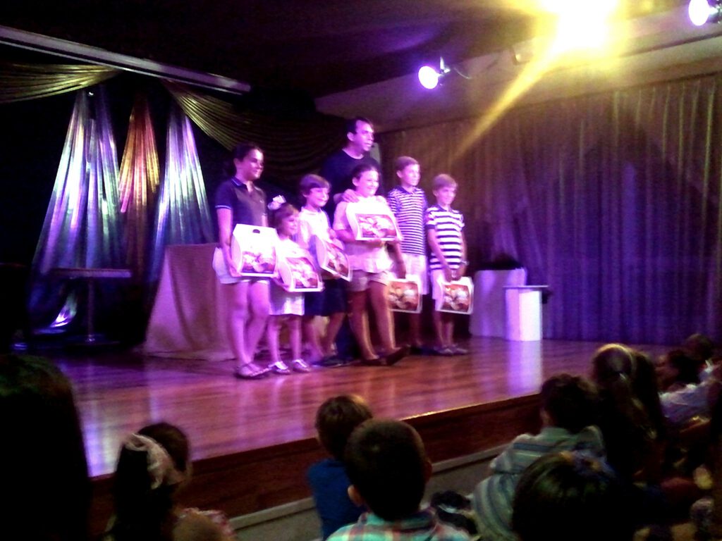 Participación infantil en espectáculo interactivo de magia.