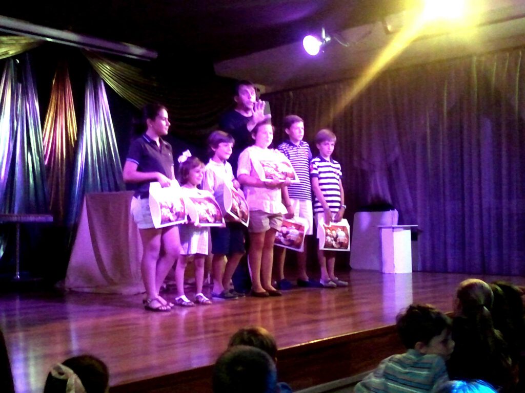 Alumnos del curso de magia mostrando sus maletines.