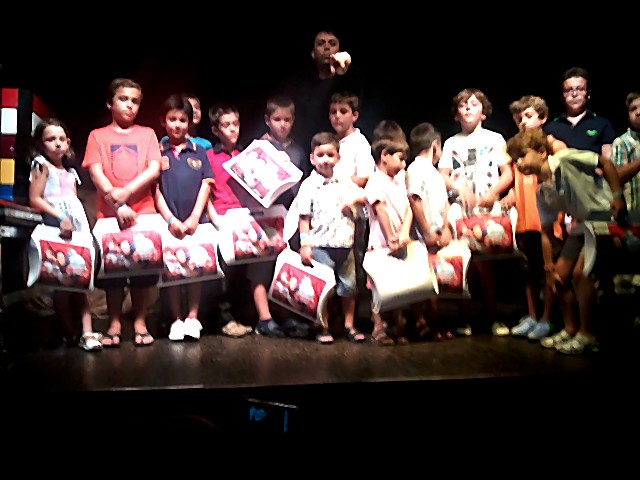 Experiencia mágica infantil en escenario profesional.