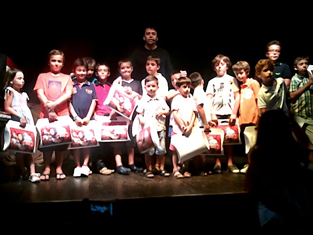 Grupo de niños participantes en curso de magia.