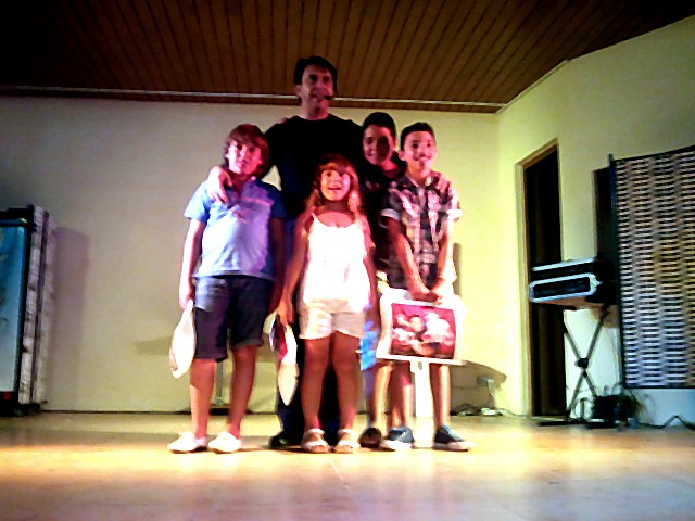 Actividades familiares de magia en resort vacacional.