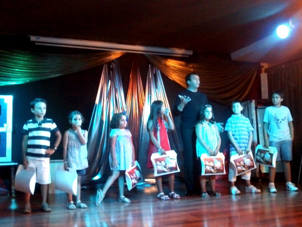 Curso de magia infantil con participación activa de los alumnos.