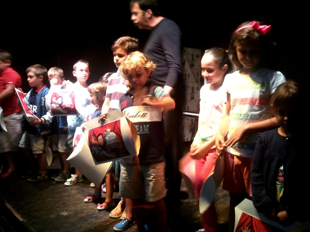 Grupo infantil durante espectáculo interactivo de magia.