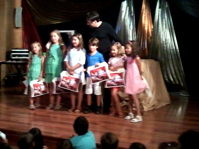 Entrega de maletines de magia para alumnos.