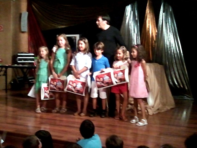 Grupo de alumnos en espectáculo infantil de magia.