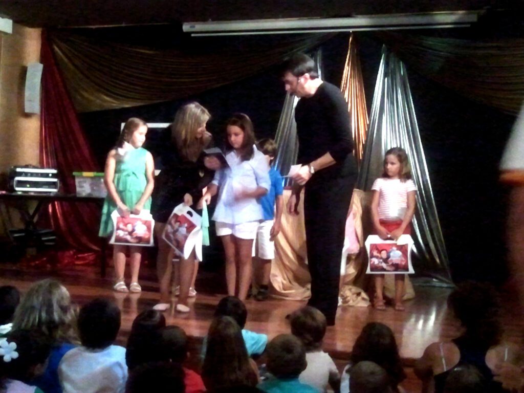 Curso de magia desarrollado en hotel familiar.