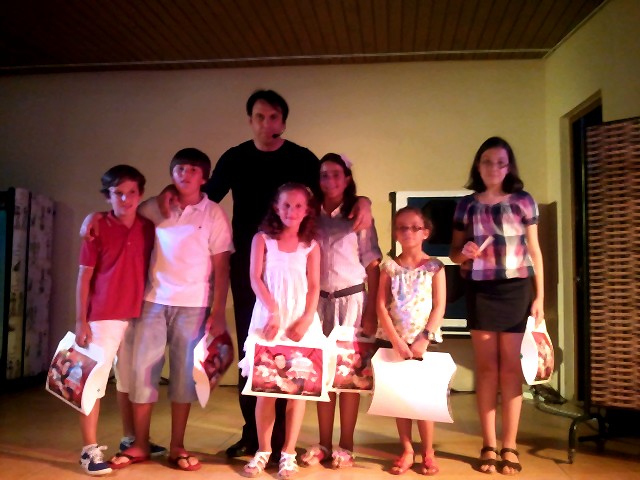 Taller de magia infantil en entorno vacacional.