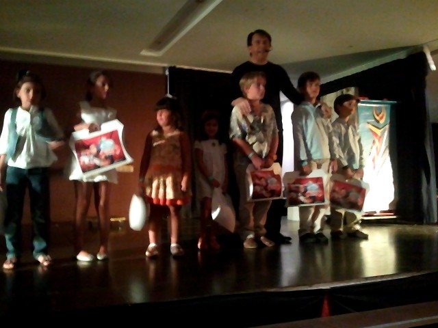 Grupo de alumnos con maletines de magia.