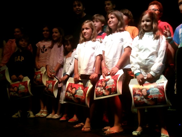 Curso de magia infantil con entrega de regalos.