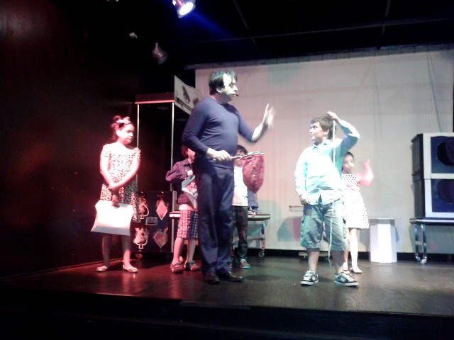 Grupo infantil durante espectáculo participativo.