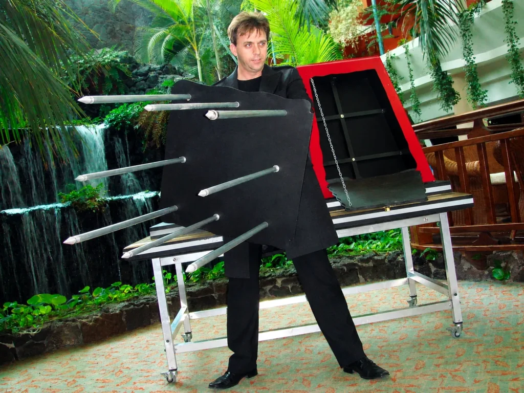 arcano-show-gran-ilusion-panel-espadas-hotel-resort-web